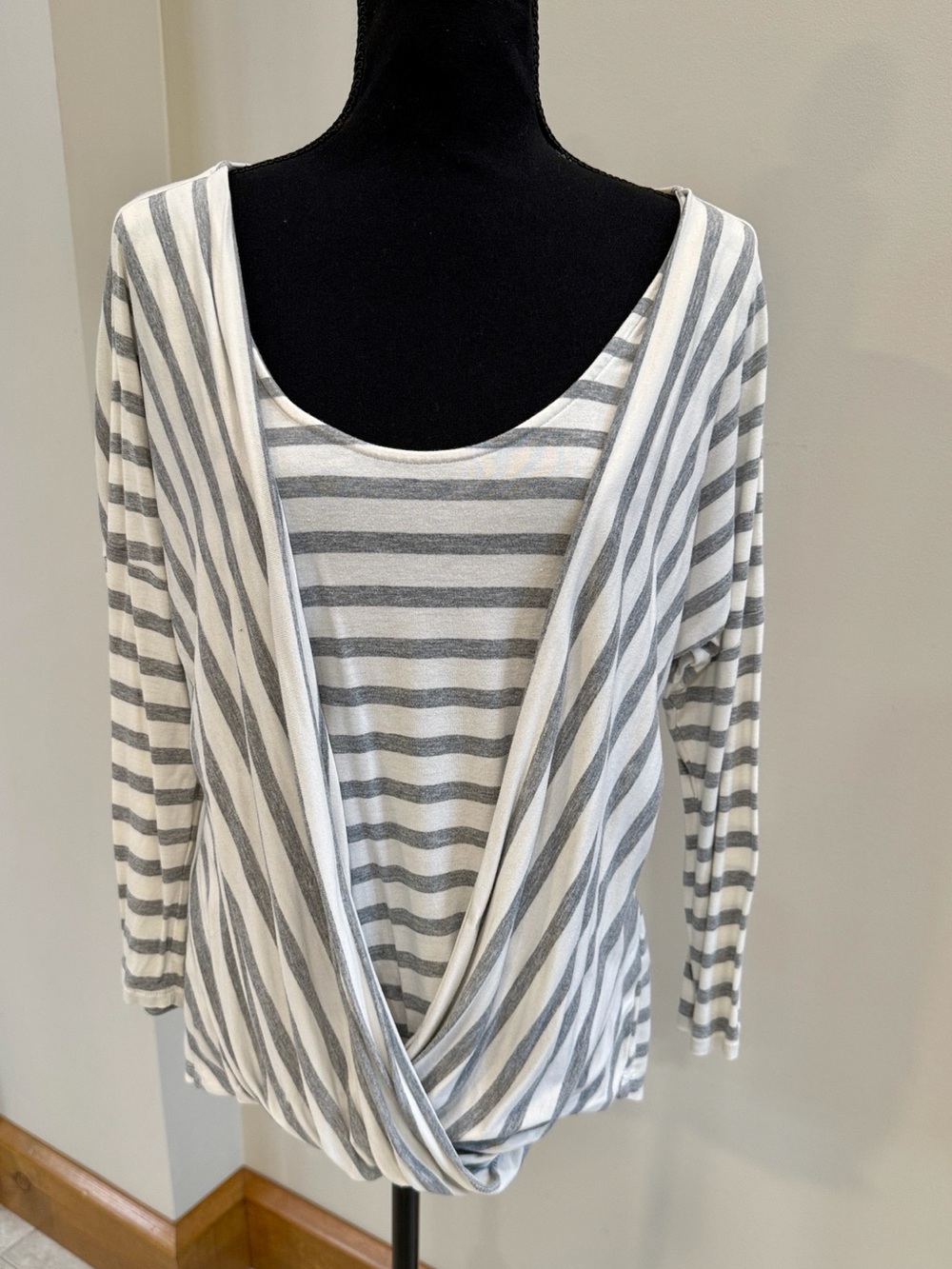 WHITE HOUSE BLACK MARKET Womens Knit Surplice TOP 3/4 Sleeve GRAY White Size S